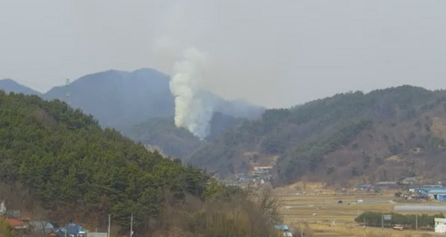 ▲ 10일 오후 1시 59분께 충남 공주시 우성면 내산리 인근 야산에서 불이 나 산림당국이 진화작업을 하고 있다.ⓒ산림청