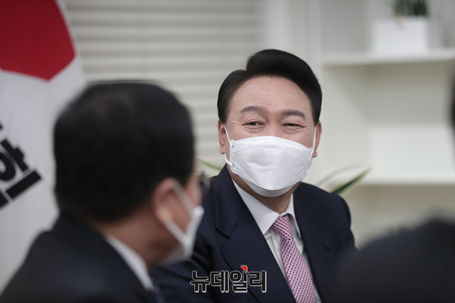 ▲ 윤석열 대통령 당선인이 10일 유영민 청와대 비서실장을 접견하고 있다ⓒ정상윤 사진기자