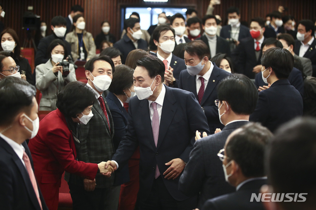 ▲ 윤석열 대통령 당선인이 10일 서울 여의도 국회 도서관에서 열린 국민의힘 선대본부 해단식에 참석하며 축하를 받고 있다.ⓒ뉴시스(사진=공동취재사진)