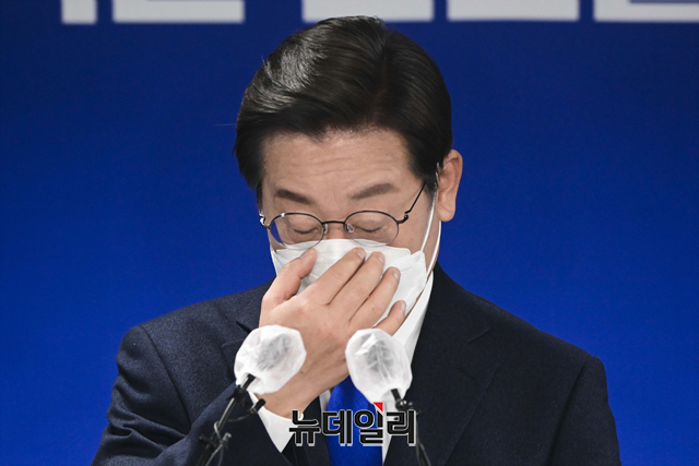 ▲ 이재명 더불어민주당 대선후보가 10일 오후 서울 여의도 더불어민주당사에서 열린 선대위 해단식에서 마스크를 고쳐 쓰고 있다.ⓒ강민석 기자