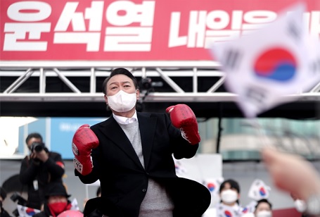 ▲ 윤석열 대통령후보가 유세상에서 보인 어퍼컷 세레모니.ⓒ뉴데일리