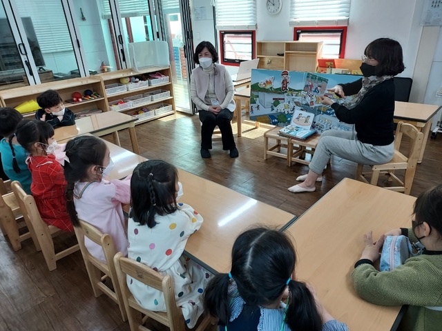 ▲ 경산시(시장 최영조)가 착한나눔도시 확산사업의 일환으로 유아들에게 실시하는 ‘차세대를 위한 나눔교육’ 첫 수업을 진행했다.ⓒ경북도