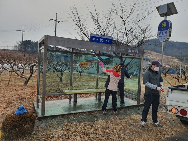 ▲ 경산시 남산면 행정복지센터(면장 김헌수)는 봄철을 맞아 시내버스 승강장 시설을 정비하며 봄맞이 새 단장을 실시했다.ⓒ경산시