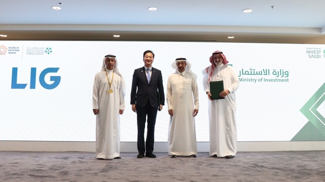 ▲ LIG넥스원이 지난 7일 사우디 국제방산전시회 WDS 2022에서 사우디아라비아 투자부와 방산분야 협력 확대를 위한 MOU를 체결하고 기념사진을 촬영하고 있다.ⓒLIG넥스원