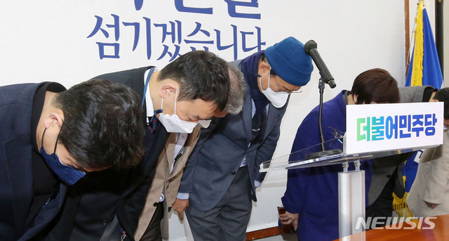 ▲ 더불어민주당 지도부가 10일 오후 국회에서 비공개 최고위 회의 뒤 기자회견을 열고 20대 대통령선거 패배의 책임을 지고 총사퇴를 결정했다. ⓒ뉴시스