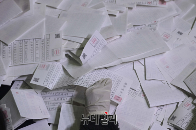 ▲ 제20대 대통령선거 투표가 마무리 된 9일 오후 서울 영등포구 다목적 배드민턴체육관에 마련된 개표소에서 개표원들이 개표 작업을 하고 있다. ⓒ뉴데일리