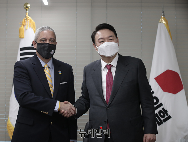 ▲ 윤석열 대통령 당선인이 11일 오후 서울 여의도 국민의힘에서 크리스토퍼 델 코소 주한미국대사대리 를 접견하고 있다.ⓒ정상윤 기자(사진=윤석열 캠프)