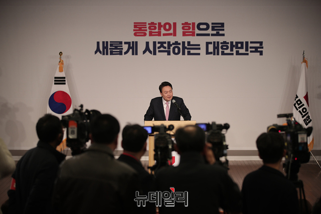 ▲ 윤석열 대통령 당선인이 지난 10일 오전 서울 여의도 국회도서관을 찾아 당선 인사를 하고 있다.ⓒ뉴데일리DB