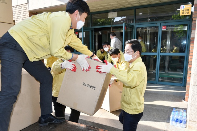 ▲ 경북교육청은 계속되고 있는 산불로 인해 피해를 입은 울진 지역 학생 및 교직원을 위해 마스크 3만 2500장을 지원했다고 밝혔다.ⓒ경북교육청
