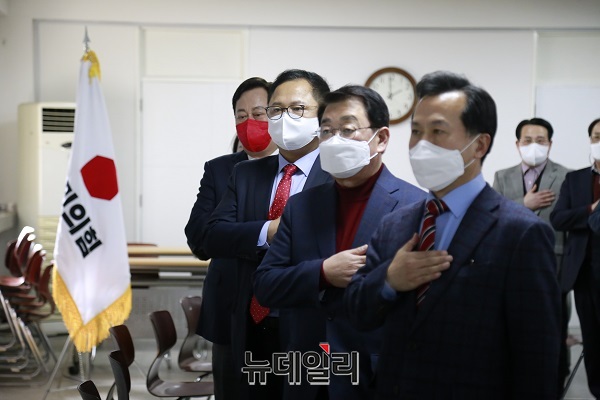 ▲ 국민의힘 대전시당은 11일 선대위 해단식을 갖고 오는 6·1 지방선거 필승 결의를 다짐했다. 사진은 해단식에서 국민의례 장면.ⓒ김경태 기자