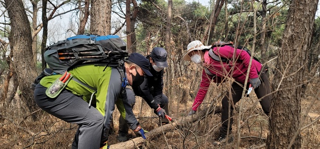▲ 경산시(시장 최영조)는 해빙기 안전사고 발생을 예방하기 위해 지난 2월 14일부터 3월 18일까지 관내 주요 등산로 안전 점검을 하여 성암산, 백자산 등 시민들이 많이 이용하는 주요 등산로를 정비 중이라고 11일 밝혔다.ⓒ경산시