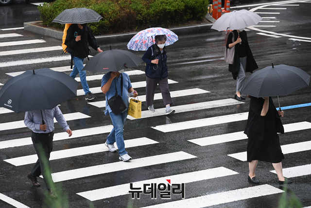 ▲ 지난 2021년 9월 7일 서울 종로구 일대 거리에서 우산을 쓴 시민들이 횡단보도를 건너고 있다. ⓒ강민석 기자