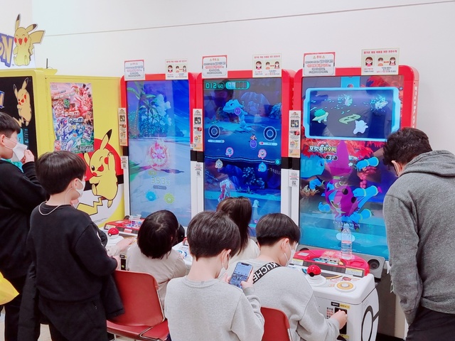 ▲ 포켓몬 가오레를 즐기는 어린이들 ⓒ뉴데일리 김동준 기자