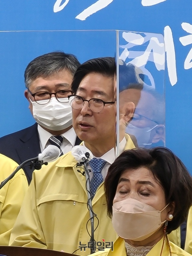 ▲ 양승조 충남도지사가 14일 도청 프레스센터에서 도내 소상공인 등 16만 7000명에 대한 재난지원금 지원을 발표하고 있다.ⓒ김정원 기자