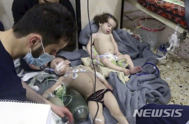 ▲ 러시아가 우크라이나에서 화학무기를 사용한 '가짜깃발작전'을 실시할 것이라는 분석이 서방정보기관에서 나왔다. 사진은 2018년 4월 시리아에서 벌어진 화학무기 공격 피해아동들. 당시 이 화학무기를 러시아가 제공했다는 주장이 파다했다. ⓒ뉴시스 AP. 무단전재 및 재배포 금지.