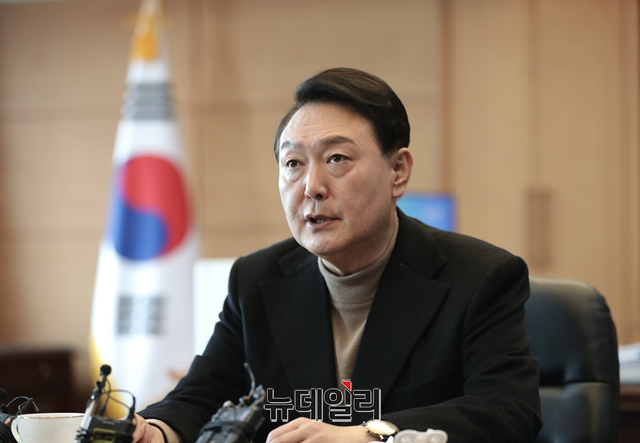 ▲ 윤석열 대통령 당선인이 14일 오전 서울 종로구 통의동 금감원 연수원에 마련된 당선인 집무실에서 안철수 인수위원장과 차담회를 갖고 있다.ⓒ이종현 기자(사진=윤석열 캠프)