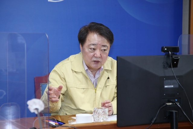 ▲ 한범덕 청주시장이 14일 오전 온라인 영상회의 주간보고회를 주재하고 있다.ⓒ청주시