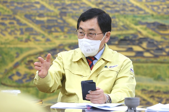 ▲ 주낙영 시장이 14일 오전 열린 간부회의에서 대통령 당선인의 경주발전 공약 대응 방향에 대해 논의하고 있다.ⓒ경주시