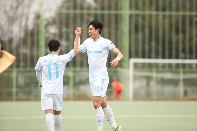 ▲ 지난 13일 원정경기에서 첫 승을 올린 가운데 윤찬울이 골을 넣은 뒤 이해찬과 손을 잡으며 즐거워하고 있다.ⓒ천안시축구단