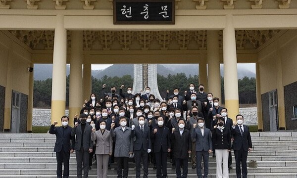 ▲ 국민의힘 장동혁 대전 유성갑 당협위원장이 14일 대전시장 예비후보 등록을 마친 후 70여 명의 지지자와 함께 국립대전현충원을 찾아 순국선열과 호국영령을 기리며 분향했다.ⓒ장동혁 대전 유성갑 당협위원회