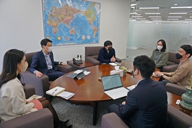 ▲ 커뮤니케이터가 묻고 구경룡 식량소재 본부장이 답하는 신년인터뷰 장면. ⓒ포스코인터내셔널