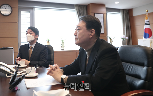 ▲ 윤석열 대통령 당선인이 지난 14일 오전 서울 종로구 통의동 금감원 연수원에 마련된 당선인 집무실에서 안철수 인수위원장과 차담회를 갖고 있다.ⓒ이종현 기자(사진=윤석열 캠프)