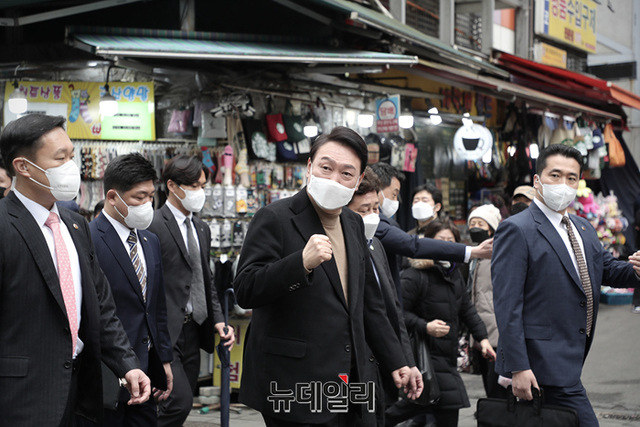 ▲ 윤석열 대통령 당선인이 지난 14일 오후 서울 중구 남대문시장을 찾아 간담회를 갖고 있다.ⓒ정상윤 기자(사진=윤석열 캠프)