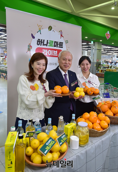 ▲ 고봉주 제주시농협 조합장과 모델들이 15일 오전 서울 서초구 하나로마트 양재점에서 라이브커머스를 통해 제주 만감류, 레몬 등을 소개하고 있다. ⓒ정상윤 기자.