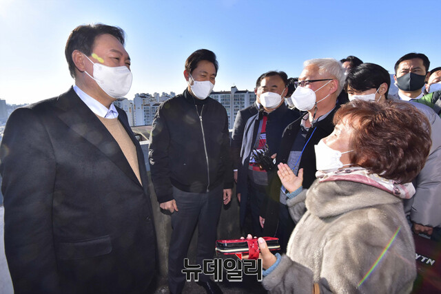 ▲ 지난해 12월 윤석열 당시 국민의힘 대선후보와 오세훈 서울시장이 서울 강북구 미아동 재건축 현장을 함께 찾아 주민과 대화하고 있다. ⓒ강민석 기자