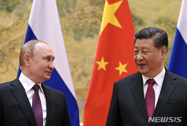 ▲ 지난 2월 4일 베이징 동계올림픽 개막식을 계기로 중국을 찾은 블라디미르 푸틴 러시아 대통령과 그를 맞이하는 시진핑 중국 국가주석. ⓒ뉴시스 AP. 무단전재 및 재배포 금지.