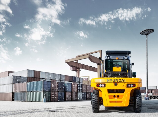 ▲ 현대제뉴인이 톰슨트랙컴퍼니에 인도 예정인 16톤급 대형 지게차. ⓒ현대제뉴인