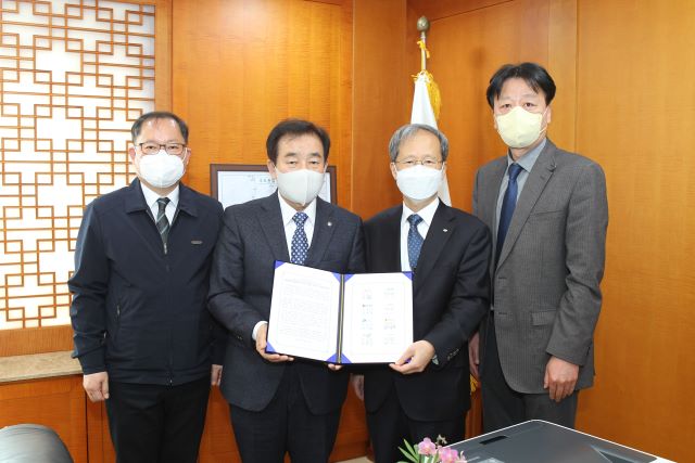 ▲ 송기섭 진천군수가 15일 국가철도공단을 방문해 김한영 이사장과 면담을 갖고 사전타당성조사를 신속히 진행해 철도가 조기 착공할 수 있도록 협조를 요청했다.ⓒ진천군