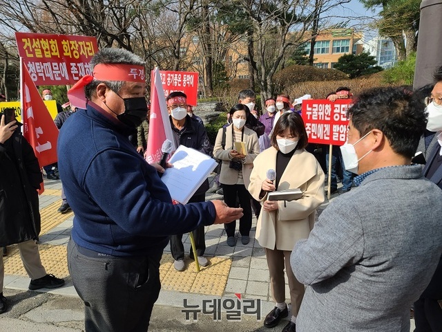 ▲ 박화규 청주시 흥덕구 동막골 폐기물처리시설 저지 비상대책위원장이 청주시청 간부 공무원에게 하이테크밸리 폐기물처리장 설치와 관련해 부당성을 주장하고 있다.ⓒ김정원 기자