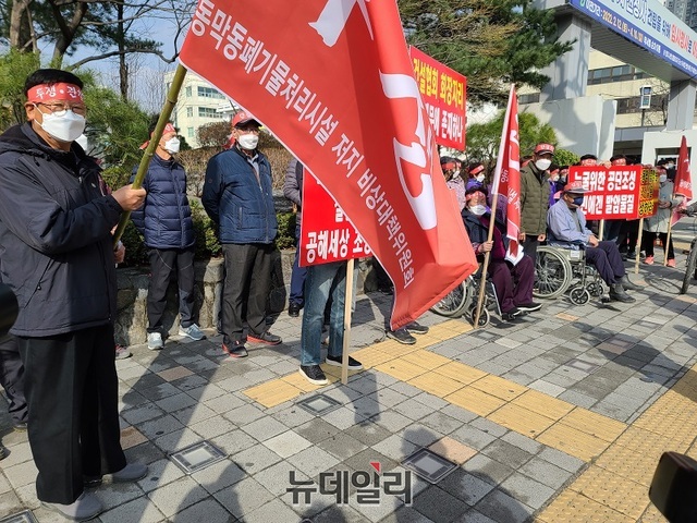 ▲ 청주시 흥덕구 동막골 주민들이 15일 청주시청 앞에서 하이테크밸리 폐기물처리장 설치와 관련해 집회를 갖고 있다.ⓒ김정원 기자