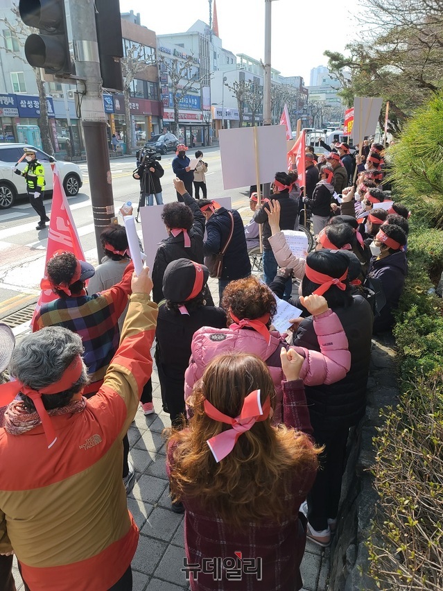 ▲ 청주시 흥덕구 동막골 주민들이 15일 청주시청 정문앞에서 하이테크밸리 폐기물처리장 건립을 반대하며 집회를 갖고 있다.ⓒ김정원 기자