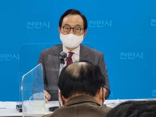 ▲ 박상돈 충남 천안시장이 16일 시청 브리핑실에서 기자회견을 하고 있다.ⓒ뉴데일리 D/B