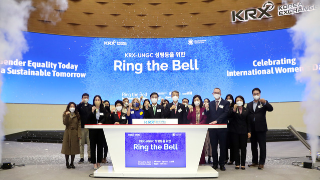 ▲ KRX-UNGC 성평등을 위한 Ring the Bell 행사에 참석한 인사들이 기념촬영을 하고있다. ⓒ한국거래소