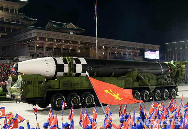 ▲ 북한이 2020년 10월 노동당 창건 70주년 기념열병식에서 공개한 신형 ICBM '화성-17형'. ⓒ뉴시스. 무단전재 및 재배포 금지.
