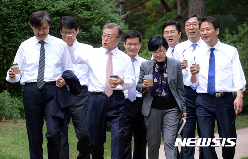 ▲ 문재인 대통령이 2017년 5월11일 대통령 취임 후 청와대 경내를 걸으며 신임 민정·인사·홍보수석비서관, 총무비서관 등과 대화하고 있다. ⓒ