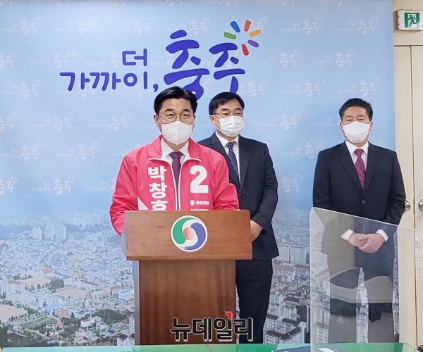 ▲ 박창호 전 충주경찰서장이 16일 충주시청 브리핑룸에서 출마 기자회견을 열었다.ⓒ뉴데일리 D/B