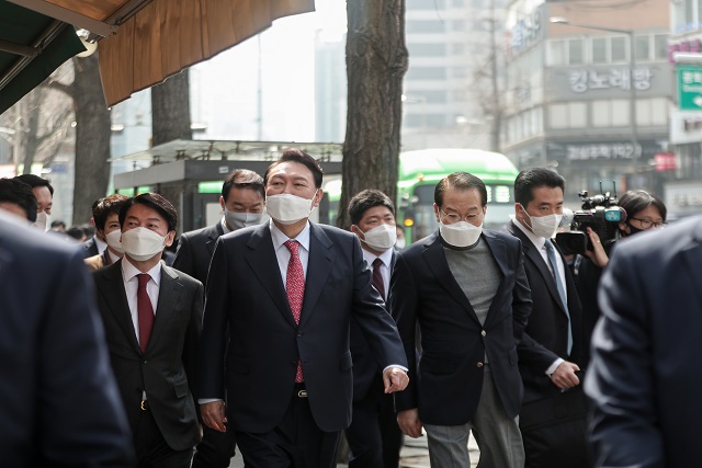 ▲ 윤석열 대통령 당선인이 16일 대통령직인수위원회 핵심 인사들과 서울 종로구 통의동 집무실 근처 식당으로 이동하고 있다.ⓒ국민의힘 제공