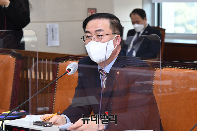 ▲ 김세환 중앙선거관리위원회 사무총장이 지난 2월9일 오전 국회에서 열린 행정안전위원회 전체회의에서 의원들의 질의에 답변하고 있다. ⓒ뉴데일리DB