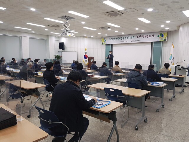 ▲ 칠곡군 농업 발전을 선도하는 전문농업 경영인력 양성을 위한 ‘제15기 아침해칠곡 농업인대학 토양병해충 과정’이 15일 첫 교육을 실시했다.ⓒ칠곡군