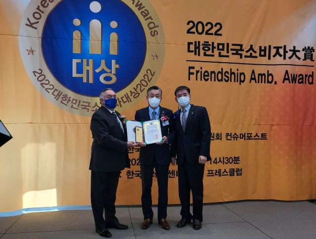 ▲ 16일 서울 중구 한국프레스센터에서 열린 대한민국소비자대상에서 남청주신협이 브랜드 친화부문 대상을 수상하고 포즈를 취하고 있다. 송재용 이사장(가운데)과 이종영 전무(오른쪽).ⓒ남청주신협