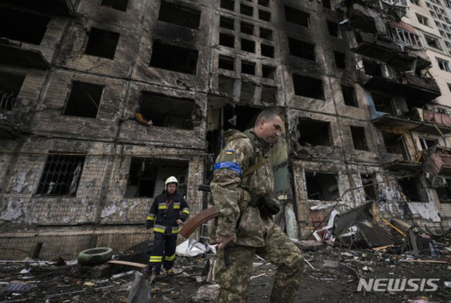 ▲ 미국과 나토 회원국이 우크라이나의 영공봉쇄 및 구소련제 전투기 지원 호소를 외면한 뒤 러시아군의 공격은 더욱 잔인해졌다. 사진은 러시아군 포격으로 파괴된 키이우 시내 아파트. ⓒ뉴시스 AP. 무단전재 및 재배포 금지.