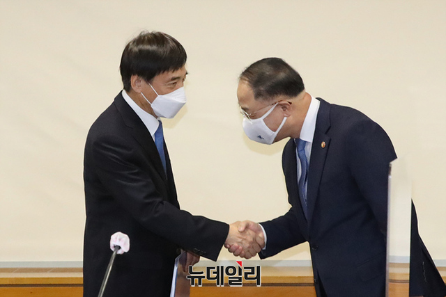 ▲ 이주열 한국은행 총재(왼쪽)가 홍남기 경제부총리와 악수를 나누고 있다ⓒ뉴데일리 DB