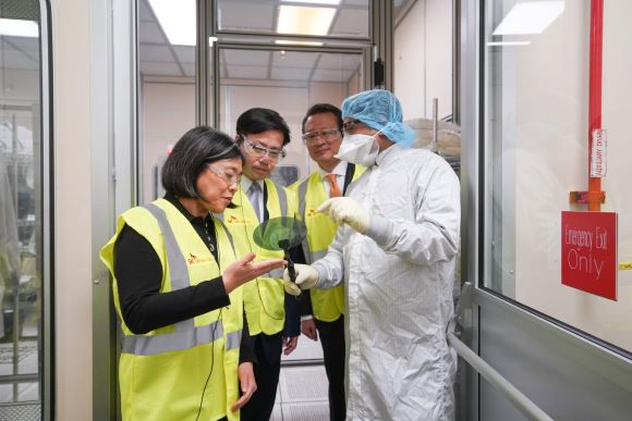 ▲ 캐서린 타이 미국 무역대표부 대표가 16일 미국 미시간주 소재 SK 실트론CSS 공장의 웨이퍼 생산 현장을 방문해 관계자의 설명을 듣고 있다.ⓒSK그룹