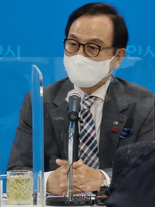 ▲ 박상돈 천안시장이 17일 시청 브리핑실에서 기자회견을 통해  오는 28일부터 사할간 개최하는‘베리베리빵빵데이(Breery, Berrey)’에 대해 설명하고 있다.ⓒ김정원 기자