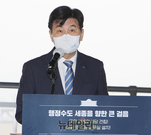 ▲ 이춘희 세종시장이 17일 오전 금강보행교에서 정례브리핑을 하고 있다.ⓒ이길표 기자