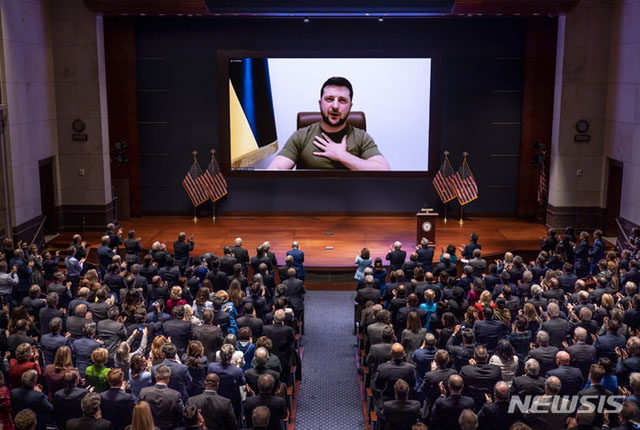 ▲ 현지시간 16일 볼로디미르 젤렌스키 우크라이나 대통령이 미국 의회에 화상연설을 하는 모습. ⓒ뉴시스 AP. 무단전재 및 재배포 금지.